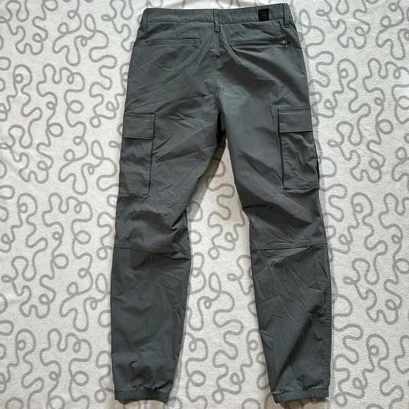 Vuori Meta Cargo Pant in Shale - Picture 4 of 6